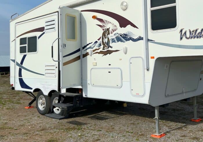 5th-wheel with old style of rv steps that hang in the air and don't offer any stabilization