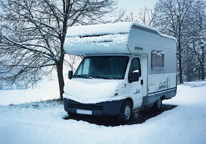 motorhome in snow using the rv furnace powered by the rv battery to stay warm