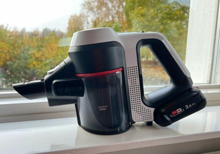 bosch portable cordless vacuum that's powered using drill batteries