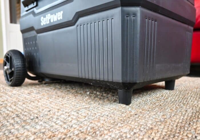 SetPower portable fridge off the ground with the wheels and feet installed