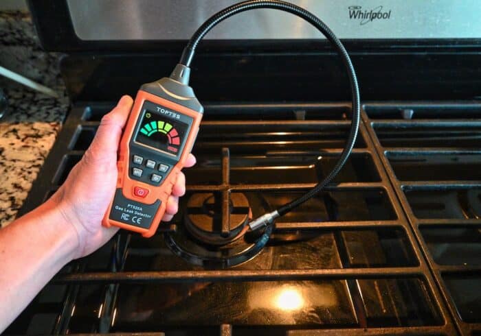 using gooseneck toptes gas detector combustible gas sniffer to test natural gas stove