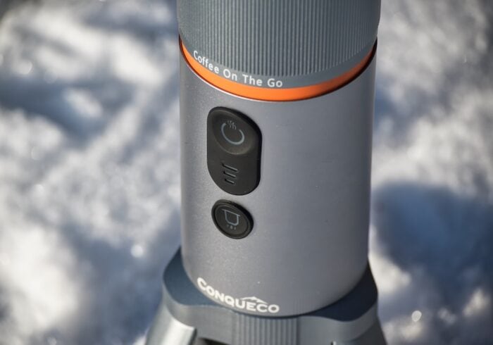 close up of the button and light indicators on the Conqueco portable espresso maker.
